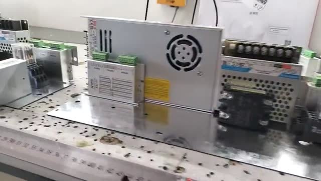 电控箱内部：电源和控制部件